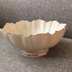 Lenox footed bowl-ivory scalloped with gold trim 6”